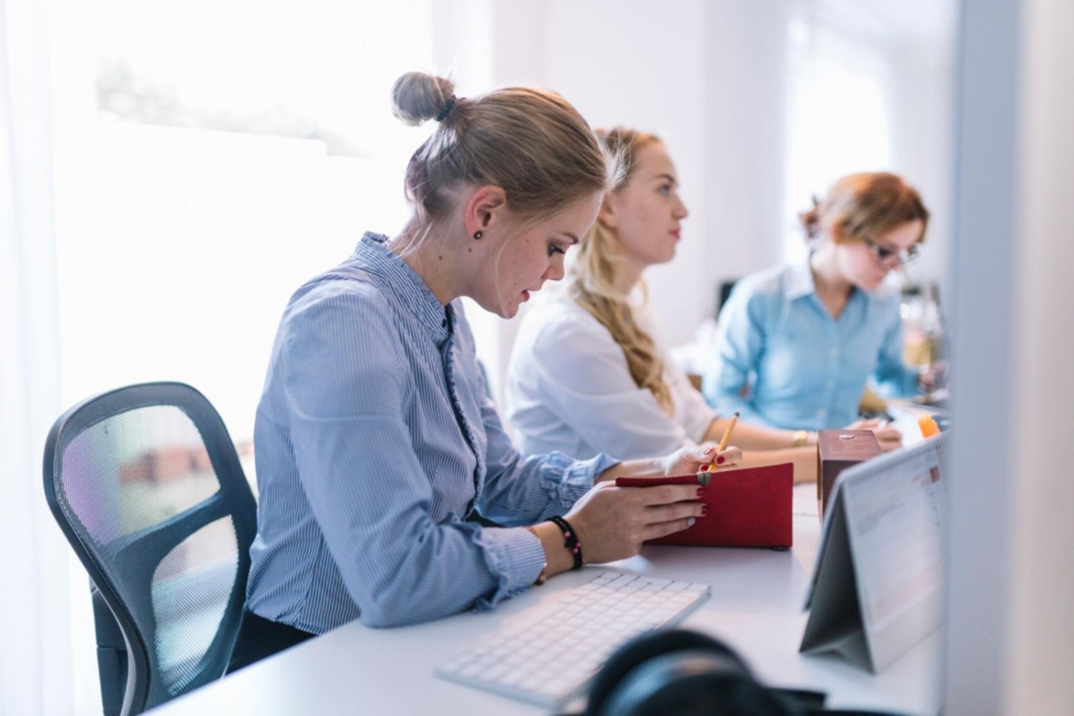 Партнёрская встреча в современном офисе