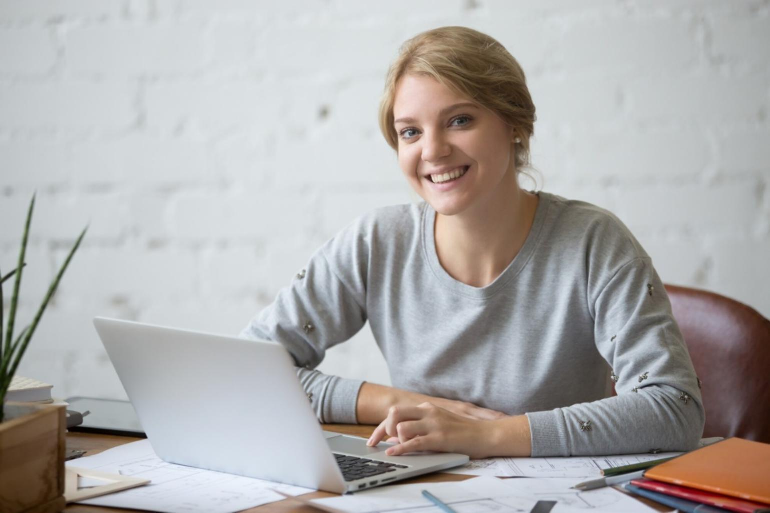 Студенты работают над финансовым анализом в группе