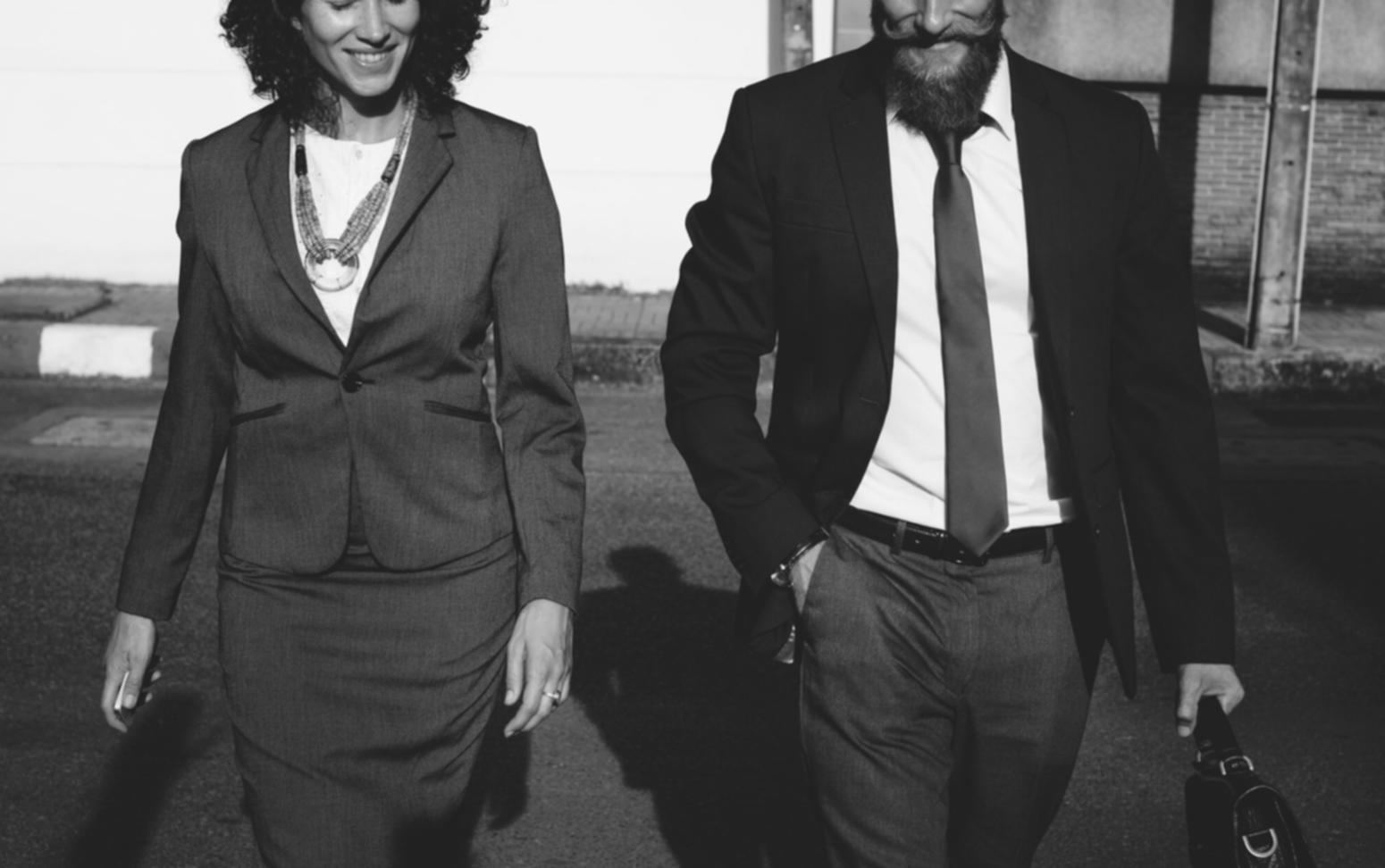 Студенты анализируют финансовые данные на экране компьютера